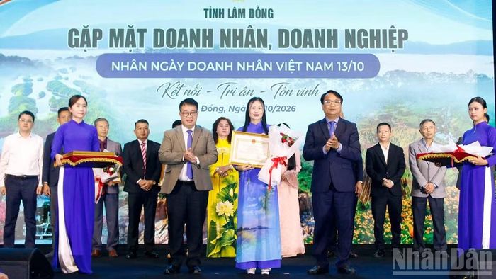 Phó Bí thư Thường trực Tỉnh ủy Lâm Đồng Đặng Hồng Sỹ và Phó Chủ tịch Ủy ban nhân dân tỉnh Nguyễn Ngọc Phúc tôn vinh các doanh nhân, doanh nghiệp tiêu biểu. (Ảnh: BẢO VĂN)