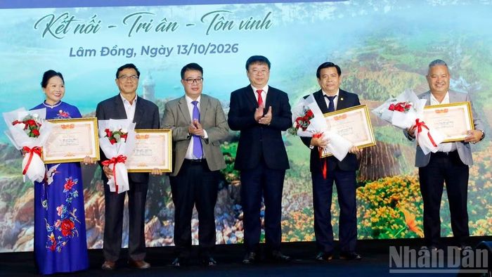 Đại diện Liên đoàn Thương mại và Công nghiệp Việt Nam (VCCI) và lãnh đạo tỉnh Lâm Đồng trao bằng khen của Chủ tịch VCCI tặng các doanh nhân tiêu biểu. (Ảnh: BẢO VĂN)