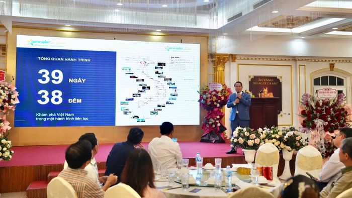 Công bố tour xuyên Việt 39 ngày 38 đêm. (Ảnh: NGUYÊN VŨ)