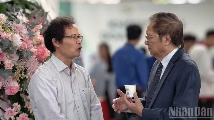 Phó Giáo sư, Tiến sĩ Nguyễn Tất Thắng, Phó Hiệu trưởng Trường đại học Đà Lạt (bên trái) trao đổi với đại biểu trong khuôn khổ tọa đàm. (Ảnh: BẢO VĂN)