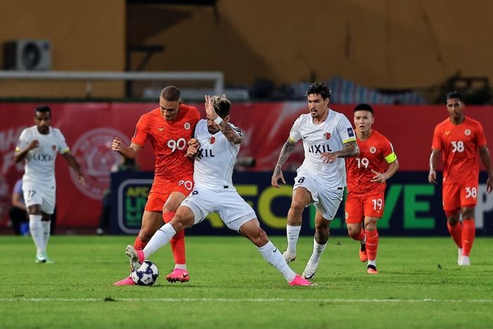Tiền đạo Brayan Perea (số 90, CLB Công an Hà Nội) tranh chấp bóng quyết liệt với cầu thủ Kashima Antlers (Nhật Bản). Ảnh: TTXVN