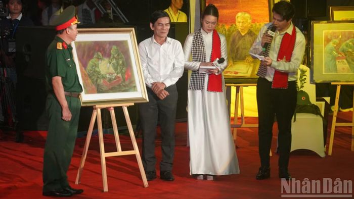 Họa sĩ Lê Sa Long giới thiệu những tác phẩm nghệ thuật.