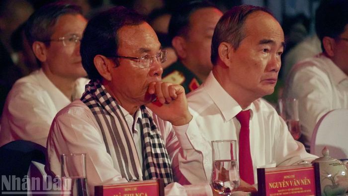 Đại biểu xúc động khi theo dõi chương trình.