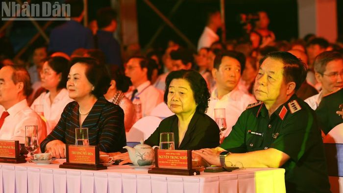 Đại tướng Nguyễn Trọng Nghĩa, Ủy viên Bộ Chính trị, Bí thư Trung ương Đảng, Ủy viên Thường vụ Quân ủy Trung ương, Chủ nhiệm Tổng cục Chính trị Quân đội nhân dân Việt Nam và các đồng chí lãnh đạo, nguyên lãnh đạo Đảng, Nhà nước dự chương trình.