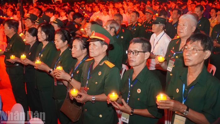 Đại biểu thắp nến tri ân.