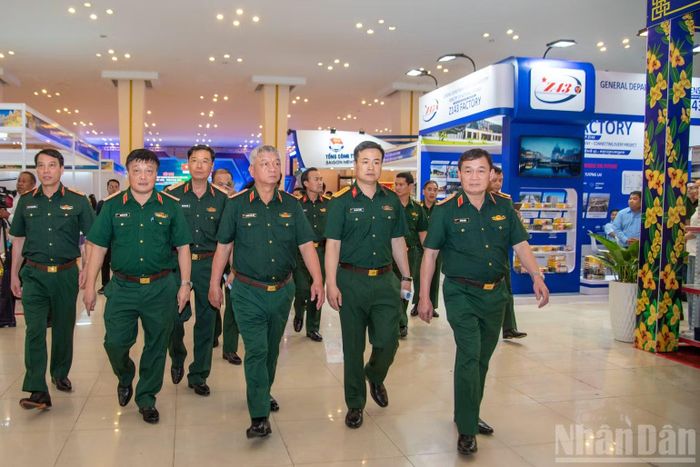 Thượng tướng Nguyễn Quang Ngọc, Ủy viên Trung ương Đảng, Thứ trưởng Quốc phòng cùng đoàn công tác kiểm tra các gian hàng tham gia hội chợ.