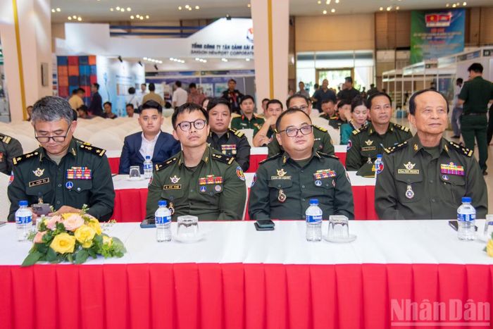 Đại tướng Tan Thana, Quốc vụ khanh Bộ Quốc phòng Vương quốc Campuchia (ngoài cùng bên phải) cùng đoàn công tác dự buổi kiểm tra nội dung chương trình khai mạc.