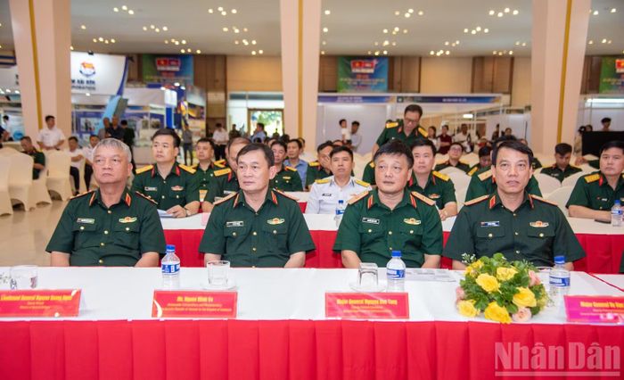 Thượng tướng Nguyễn Quang Ngọc cùng đoàn công tác kiểm tra nội dung chương trình khai mạc.