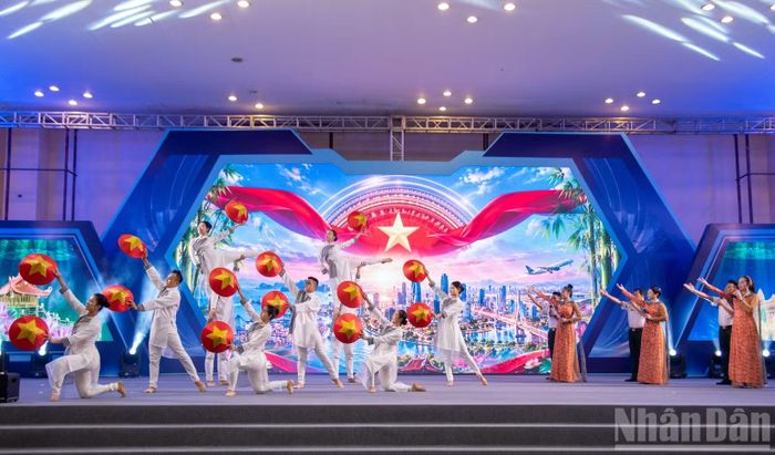 Tiết mục văn nghệ do Đoàn Văn công Quân khu 9 biểu diễn.