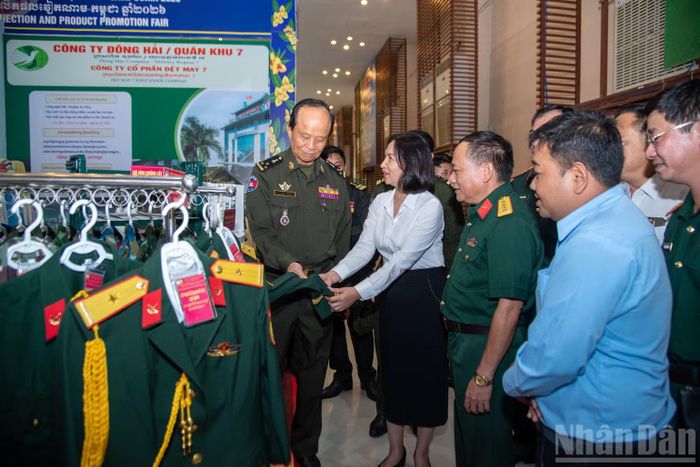 Đại tướng Tan Thana, Quốc vụ khanh Bộ Quốc phòng Vương quốc Campuchia tham quan gian hàng Công ty Đông Hải, Quân khu 7.