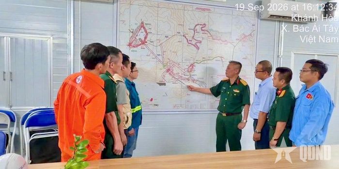 Trung tá Lê Đình Lam, Phó trưởng phòng Kỹ thuật trang bị Tổng công ty Xây dựng Lũng Lô, Giám đốc điều hành liên danh nhà thầu triển khai kế hoạch thi công cho các đơn vị trong dự án.