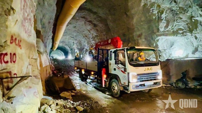 Vận chuyển thiết bị vào thi công hầm.