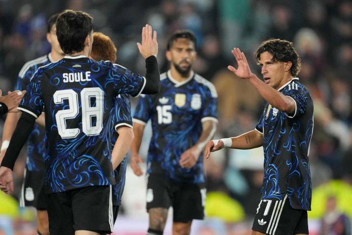 Giuliano Simeone (bên phải) trong màu áo đội tuyển Argentina. Ảnh: AP
