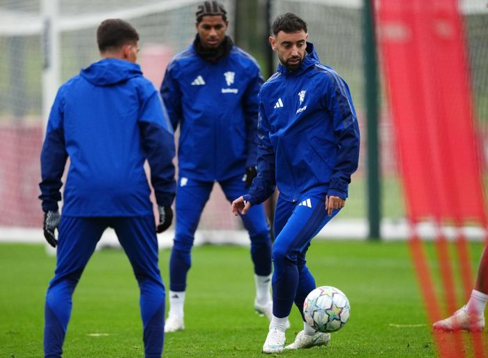 Bruno Fernandes (bên phải) trong buổi tập của MU. Ảnh: AP 