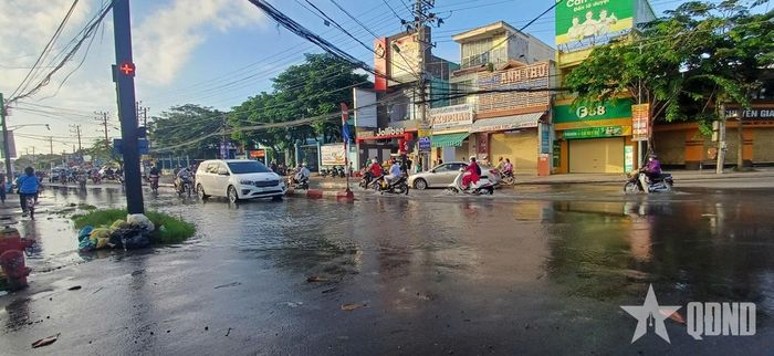 Sáng 13-10, nước tiếp tục dâng cao tại đường Cách mạng Tháng Tám.  