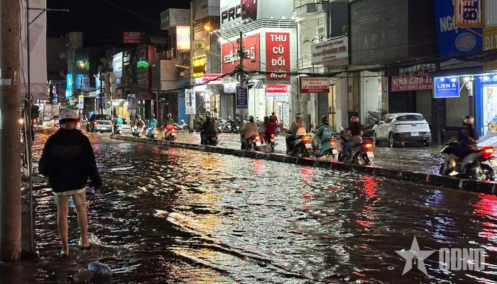  Tuyến đường Cách mạng Tháng Tám, TP Cần Thơ bị ngập sâu trong chiều tối 12 và rạng sáng 13-10.   