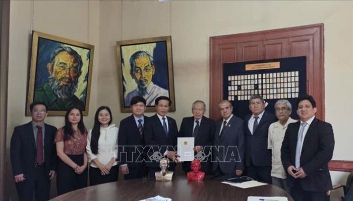 Đoàn đại biểu Đảng Cộng sản Việt Nam chụp ảnh chung cùng lãnh đạo Đảng Cộng sản Peru - Tổ quốc Đỏ (Patria Roja). 