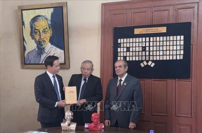 Phó giám đốc Học viện Chính trị quốc gia Hồ Chí Minh Hoàng Phúc Lâm trao cuốn sách “Khát vọng Việt Nam hùng cường trong kỷ nguyên mới” của Tổng Bí thư, Chủ tịch nước Tô Lâm tặng Tổng Bí thư Đảng Cộng sản Peru - Tổ quốc Đỏ (Patria Roja) Manuel Guerra Velásquez. 