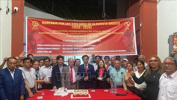  Đoàn đại biểu Đảng Cộng sản Việt Nam chụp ảnh chung cùng lãnh đạo Đảng Cộng sản Peru.  