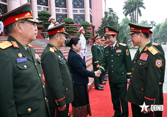  Đại tướng Khamliang Outhakaysone giới thiệu với Đại tướng Phan Văn Giang các thành viên đoàn Lào. Ảnh: TRỌNG HẢI 