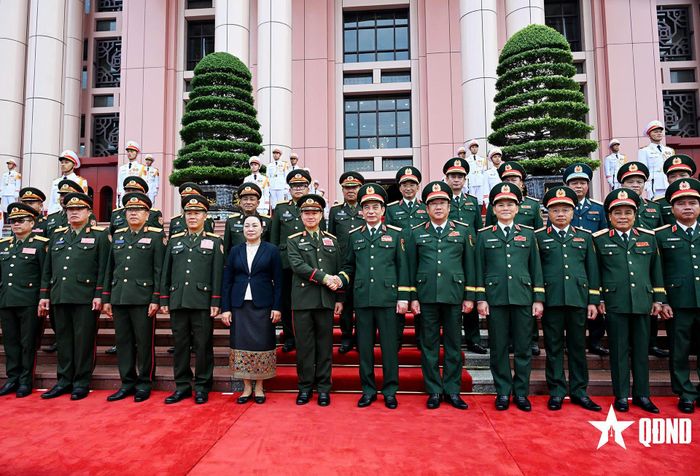  Hai đoàn chụp ảnh chung. Ảnh: TRỌNG HẢI  