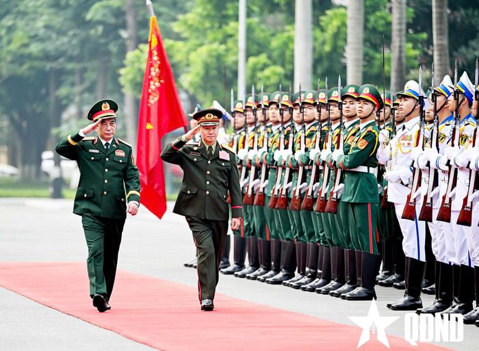  Đại tướng Phan Văn Giang và Đại tướng Khamliang Outhakaysone duyệt đội danh dự Quân đội nhân dân Việt Nam. Ảnh: TRỌNG HẢI  