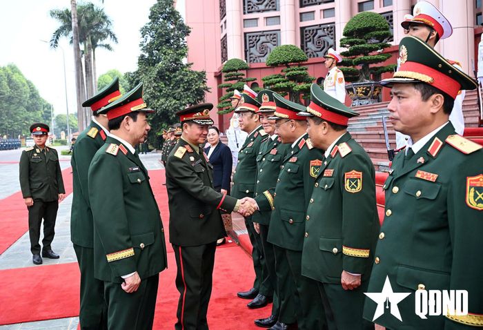  Đại tướng Phan Văn Giang giới thiệu với Đại tướng Khamliang Outhakaysone các thành viên đoàn Việt Nam. Ảnh: TRỌNG HẢI  