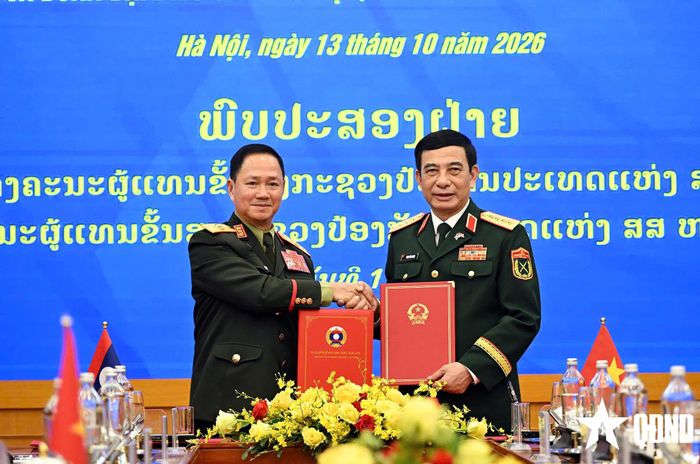  Đại tướng Phan Văn Giang và Đại tướng Khamliang Outhakaysone ký kế hoạch hợp tác quốc phòng Việt Nam - Lào năm 2027. Ảnh: TRỌNG HẢI  