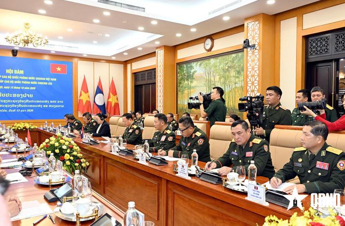  Đại tướng Khamliang Outhakaysone và đoàn Lào tại hội đàm. Ảnh: TRỌNG HẢI 