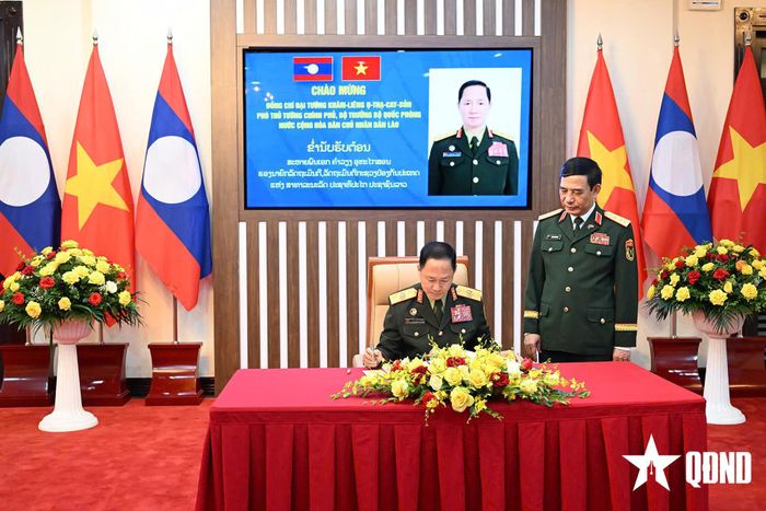  Đại tướng Khamliang Outhakaysone ghi sổ lưu niệm tại trụ sở Bộ Quốc phòng Việt Nam. Ảnh: TRỌNG HẢI 