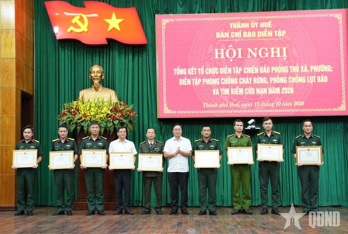  Các tập thể, cá nhân có thành tích xuất sắc trong tham gia diễn tập nhận khen thưởng tại hội nghị. 