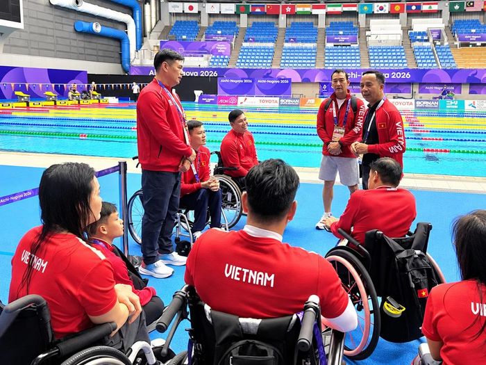 Trưởng đoàn TTNKT Việt Nam tham dự Asian Para Games 5 Nguyễn Trọng Hổ (đứng bên phải) động viên các vận động viên. Ảnh: Đoàn TTNTK Việt Nam