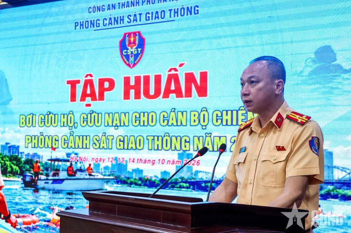  Thượng tá Nguyễn Chí Công, Phó trưởng phòng CSGT Công an TP Hà Nội phát biểu tại lớp tập huấn.  
