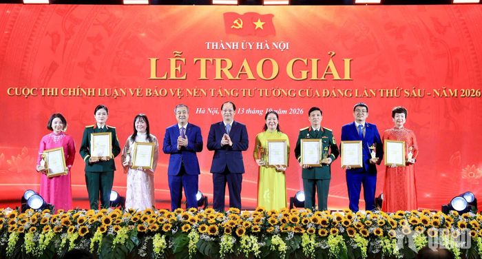  Đồng chí Ngô Đông Hải, Ủy viên Trung ương Đảng, Phó trưởng ban Tuyên giáo Trung ương và đồng chí Nguyễn Doãn Toản, Trưởng ban Tuyên giáo Thành ủy Hà Nội trao 7 giải Nhất tặng các tác giả, nhóm tác giả.