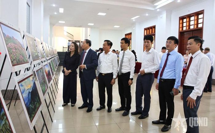 Đại biểu tham quan triển lãm tranh bên lề hội nghị. 