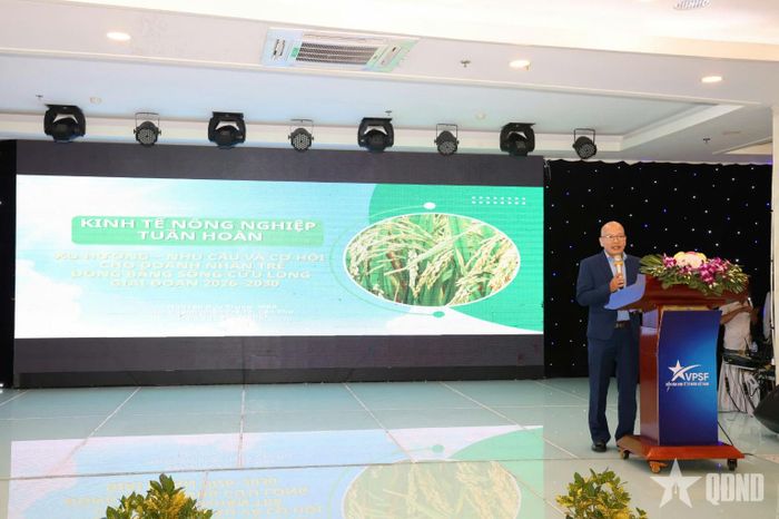  Các đại biểu trình bày tham luận tại diễn đàn.
