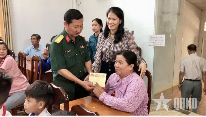  Đại tá Lê Thanh Lưu, Trưởng phòng Công tác quần chúng (Cục Chính trị Quân khu 9) trao quà tặng phụ nữ khó khăn trên địa bàn xã Phú Hữu, tỉnh An Giang. 