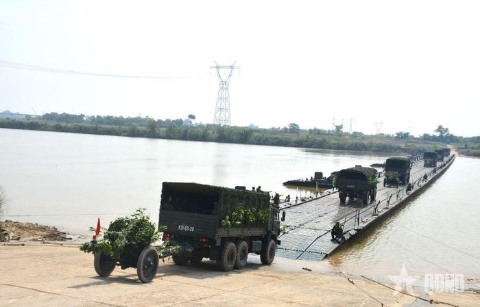  Lực lượng pháo binh vượt sông.