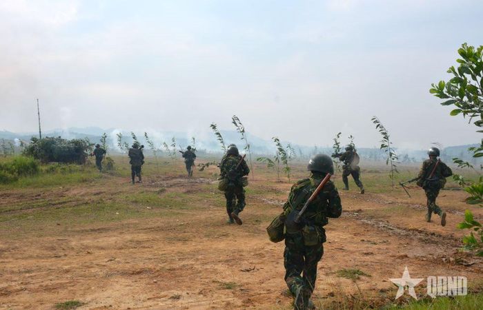  Xe tăng dẫn bộ binh cơ động đánh địch vòng trong.