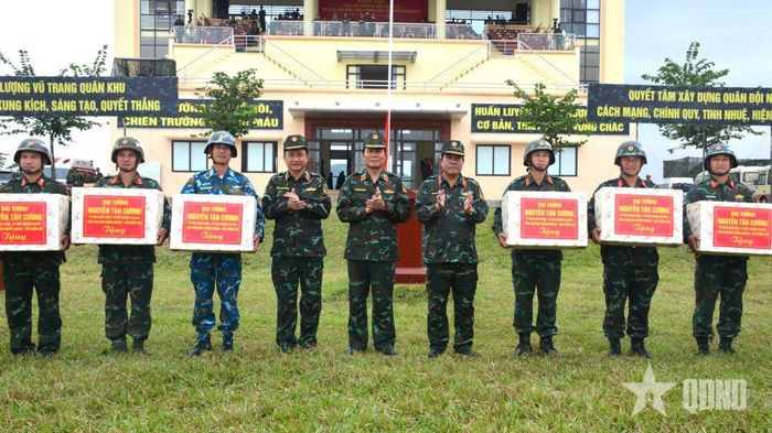 Đại tướng Nguyễn Tân Cương tặng quà các đơn vị tham gia luyện tập.