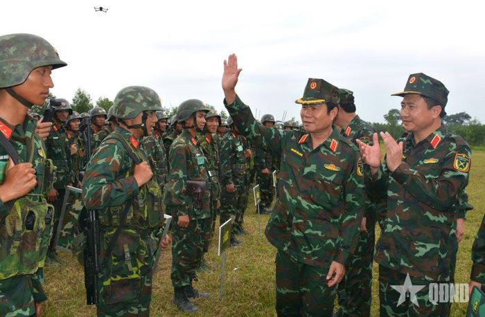 Đại tướng Nguyễn Tân Cương động viên cán bộ, chiến sĩ tham gia luyện tập. 