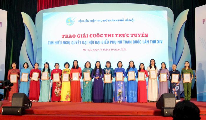  Trao giải Cuộc thi trực tuyến “Tìm hiểu Nghị quyết Đại hội đại biểu Phụ nữ toàn quốc lần thứ XIV”. Ảnh: NGUYỆT ÁNH