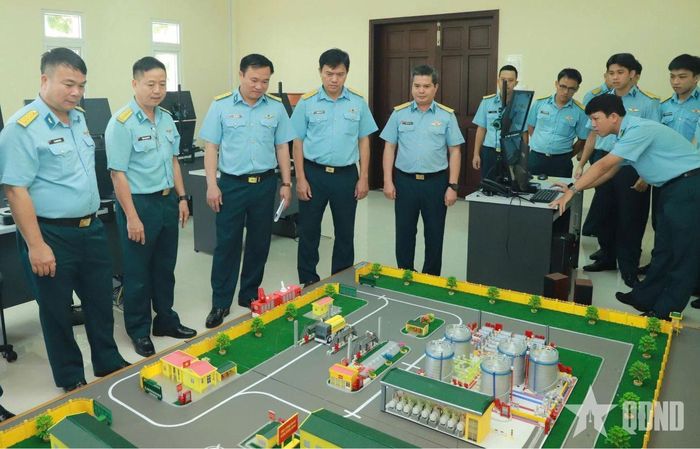 Đoàn kiểm tra tham quan mô hình tra nạp và chữa cháy kho xăng dầu của Trung đoàn 920 tại Trung tâm mô phỏng.