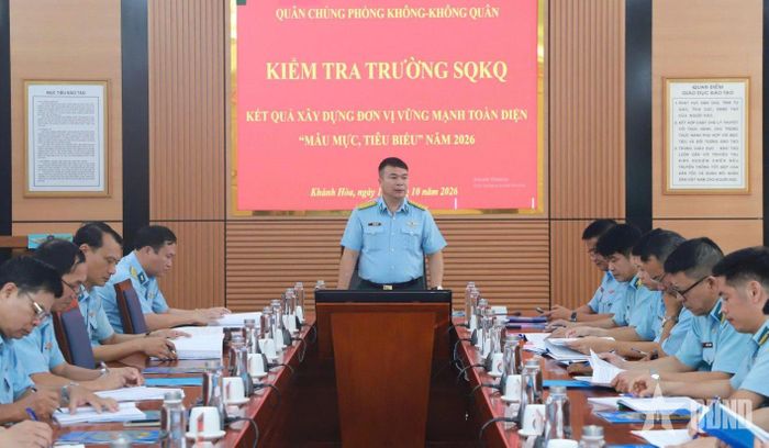 Đại tá Lê Chung Nam, Phó tham mưu trưởng Quân chủng Phòng không-Không quân phát biểu tại buổi kiểm tra.