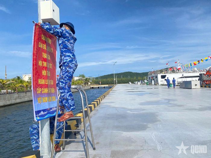 Trang trí các pa-nô, khẩu hiệu tuyên truyền trong khuôn viên đơn vị. 