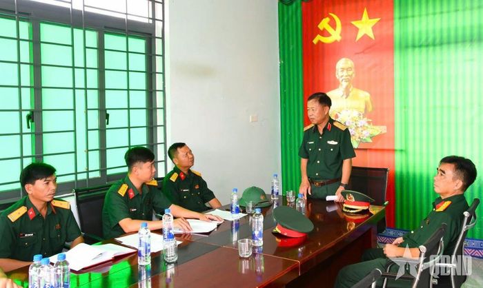  Thiếu tướng Nguyễn Quốc Hương thăm, động viên cán bộ, nhân viên, chiến sĩ Ban CHQS xã Ia Rvê.  