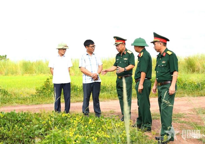  Thiếu tướng Nguyễn Quốc Hương kiểm tra thực tế mô hình trồng lúa.  
