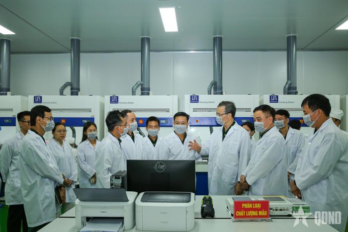   Thiếu tướng Đỗ Anh Tuấn kiểm tra quy trình quản lý mẫu hài cốt liệt sĩ tại nhà lưu mẫu K4, Kho708, Cục Quân y. 