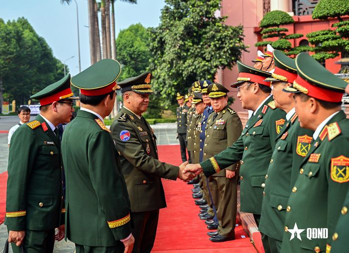  Đại tướng Phan Văn Giang giới thiệu với Đại tướng Tea Seiha các thành viên đoàn Việt Nam. Ảnh: TRỌNG HẢI 