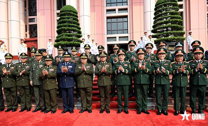  Hai đoàn chụp ảnh chung. Ảnh: TRỌNG HẢI  